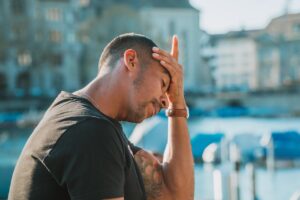 頭痛が生理前に起こる理由と相談できるネットのサービスは？